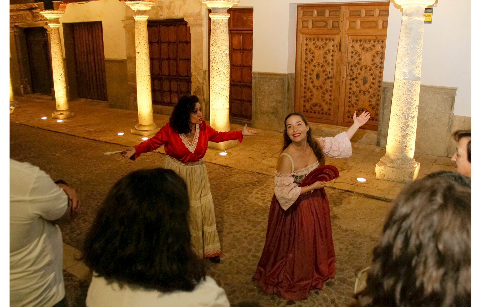 Escena de la visita teatralizada nocturna en Almagro, El sueño de Luciana.