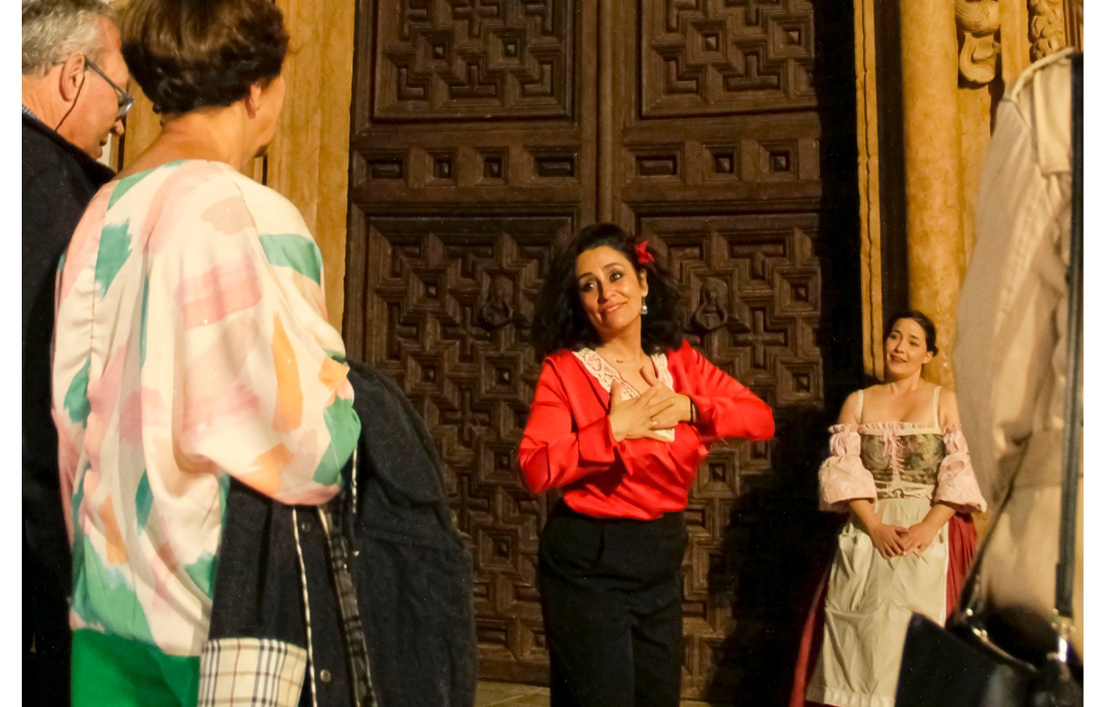 Guía y actriz en la visita teatralizada nocturna El Sueño de Luciana en la portada de Valdeparaíso en Almagro