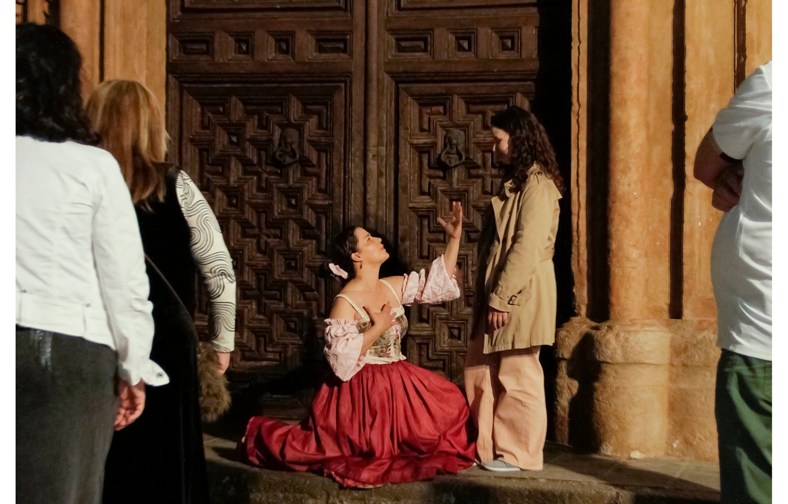 Actriz de la visita teatralizada El sueño de Luciana, recitando versos a alguien del público en Almagro.