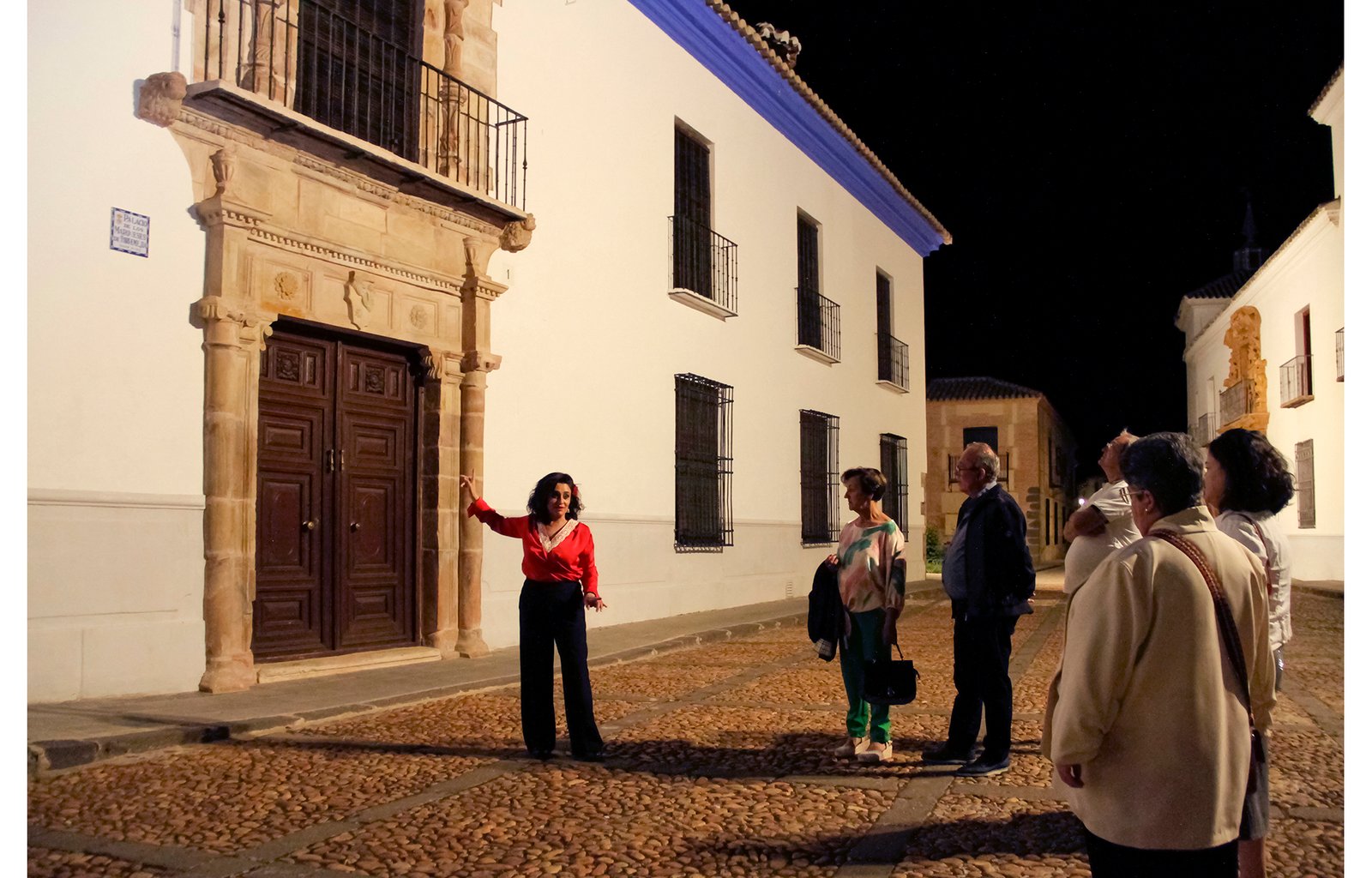Guía en el Palacio de Torremejía de Almagro con público, en la visita nocturna teatralizada El sueño de Luciana