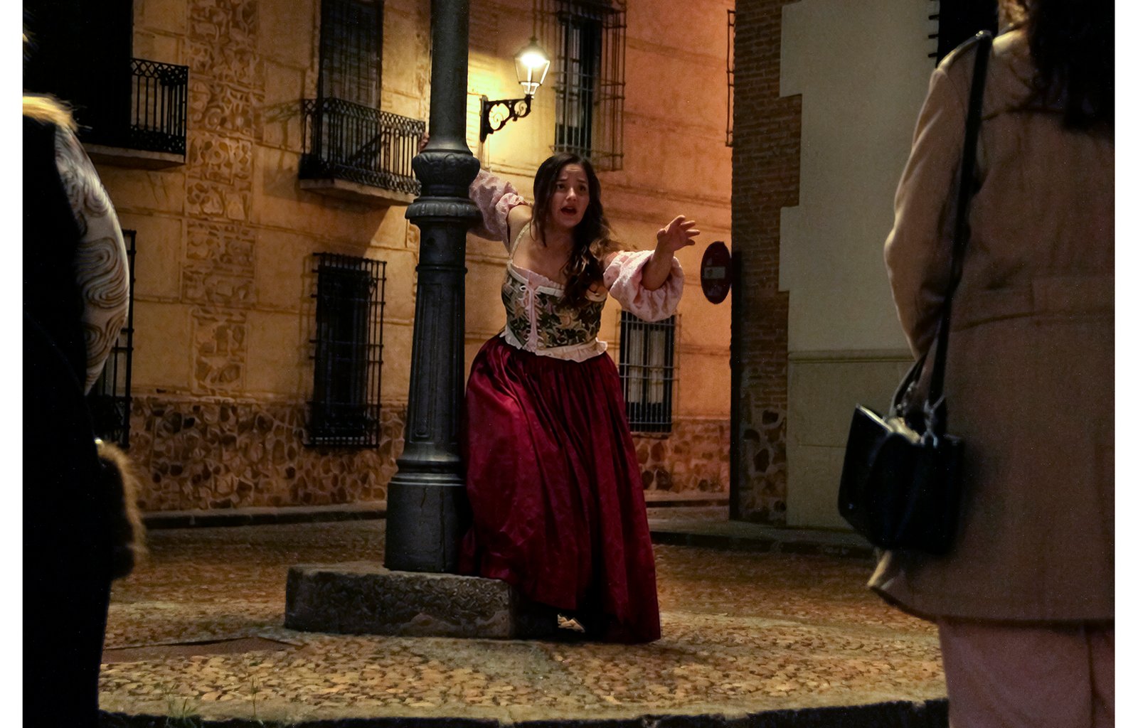 Actriz interpretando un texto de El divino Narciso en la visita teatralizada nocturna El sueño de Luciana en Almagro