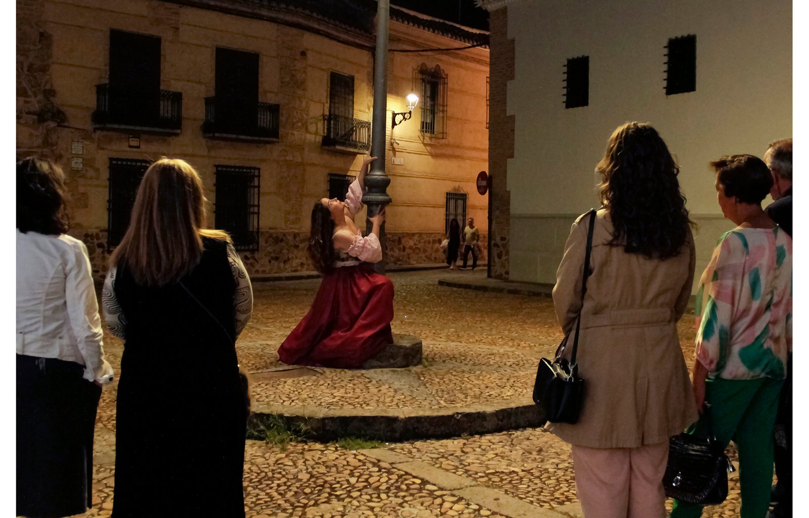 Actriz en Almagro durante la visita nocturna teatralizada El sueño de Luciana