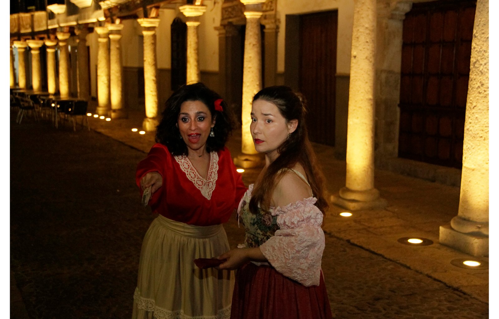 Actrices en la plaza de Almagro representando la visita nocturna teatralizada El sueño de Luciana